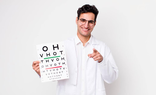 Oculista utilizando la tabla de examen de agudeza visual para diagnosticar miopía