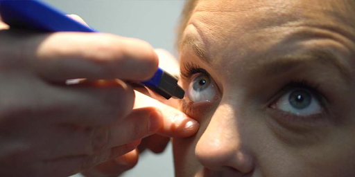 Experto realizando test de osmosidad